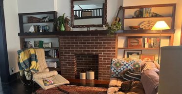 Жінка знайшла в стіні те, що "було заховано 50 років" попередніми господарями (фото)