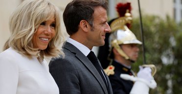 Справжня жінка: дружина Макрона доведе в суді, що не змінювала стать