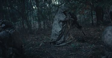 Размывает силуэт на общем фоне: в Украине создали антитепловизионное пончо для ВСУ (видео)