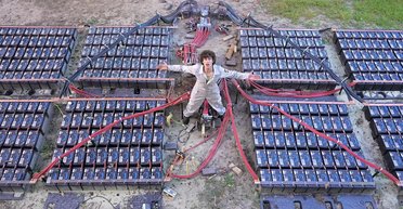 400 автомобільних акумуляторів об'єднали в мегаджерело енергії: що з цього вийшло (відео)