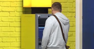 Блокировка счетов из-за неявки по повестке: как получить доступ к собственным средствам