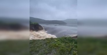 Стена воды, высотой с деревья: в РФ прорвало дамбу в Челябинской области, заливает 4 села (видео)