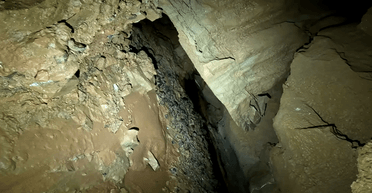 "Святой Боже": жуткое открытие заставило блогера сбежать из пещеры (видео)