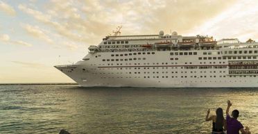 "Сюрприз": жінка зібралась в круїз на річницю весілля й зустріла на борту свою свекруху