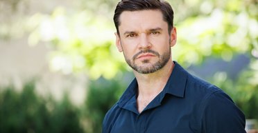 Актер Руслан Мирошниченко об оккупации Изюма, выезде родных за границу и военной подготовке: интервью для Фокуса