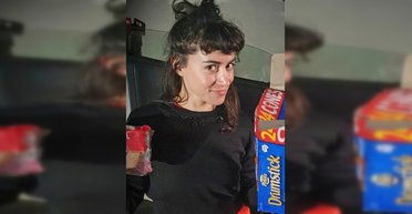 Сэкономила тысячи: женщина 4 года питается из мусорных баков и угощает деликатесами друзей