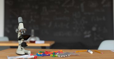 По соглашению сторон: во Львове уволили лаборанта, который желал школьникам "сдохнуть" на фронте