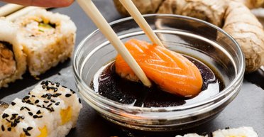 Цвіль і дерев'яні бочки: виробництво традиційного соєвого соусу здивувало весь світ