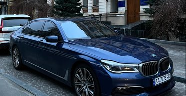 Двухтонная ракета: в Киеве заметили редкий заряженный BMW на 600 сил (фото)