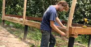 Студент кинув навчання і побудував своїми руками будинок у джунглях