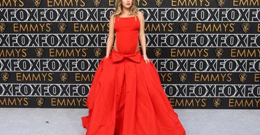 Вагітна наречена Роберта Паттінсона вийшла на червону доріжку (фото)