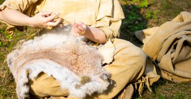 Доісторичні Pradа й Chanel: коли люди вперше почали шити собі одяг