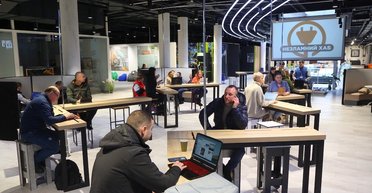 Територія світла: які магазини в Україні працюють при блекаутах та дозволяють зарядити смартфони