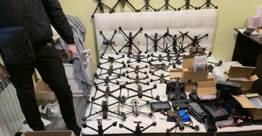 Майже 550 дронів і $74 тисячі готівкою: військового викрили на торгівлі озброєнням (відео)
