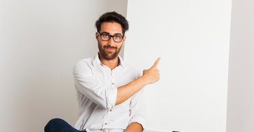 Еженедельная традиция: мужчина рисунками лягушки на доске мотивирует людей идти в спортзал (фото)