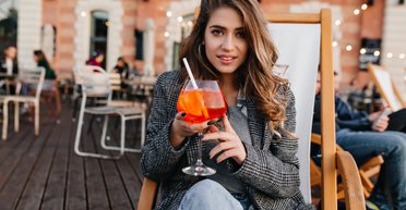 Обезвоживают и провоцируют появление морщин: 5 самых вредных напитков для кожи