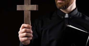 Пастор из Кривого Рога делал уклонистов "диаконами" и переправлял за границу