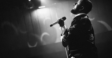 Парив у повітрі над вінілом: MONATIK влаштував грандіозне шоу в серці Києва (фоторепортаж)