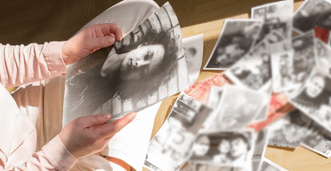 Про неї говорив син: жінка помітила на старому сімейному знімку таємничу фігуру (фото)