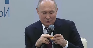 Тролінг 10 із 10: Путіну подарували талісман у кольорах українського прапора (відео)