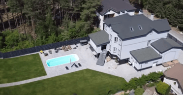 Мать нардепа от "Слуги Народа" построила под Киевом роскошный особняк, — расследование (видео)