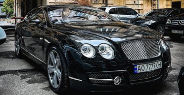 В Украине заметили эксклюзивный Bentley с редким тюнингом (фото)