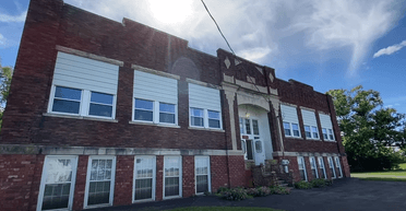 Дивовижна історія: подружжя купило занедбану школу і перетворює її на затишний будинок (фото)