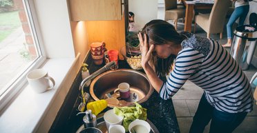 "Последняя капля": женщина выгнала ленивого мужа и сына из дома за три дня до Рождества