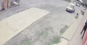 В Херсоне местные жители показали, как научились избегать атак вражеских дронов (видео)