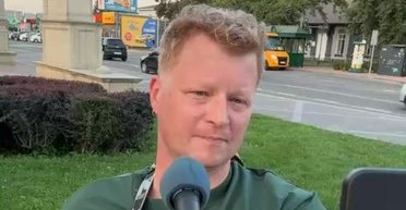 Музыкант с инвалидностью встретился с обидчиком, требовавшим у него спеть на русском (видео)