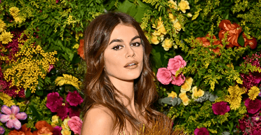 Кайя Гербер зʼявилася на вечірці в ефектній мінісукні (фото)