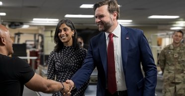 Джей Ди Вэнс на грани развода с женой после объятий с вдовой Чарли Кирка, — СМИ