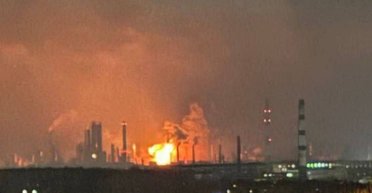 Друга атака за три дні: у Рязані горить нафтопереробний завод (відео)