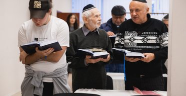 Зиговали перед раввином: в Киеве неизвестные напали на членов еврейской общины