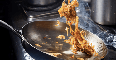 Полезные хитрости: для чего добавлять пищевую соду во время жарки лука