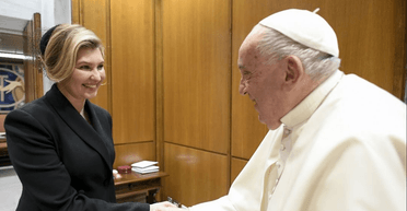Олена Зеленська обмінялася подарунками з Папою Римським (фото)