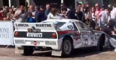 Пострадали 12 человек: винтажный спорткар за $1,4 миллиона устроил серьезное ДТП (видео)