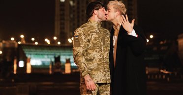 "Я сказал "да": MELOVIN обручился с военным на Майдане Независимости (фото)