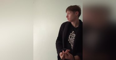 Парень разрывает сеть пародией на Анджелину Джоли в ТЦК (видео)