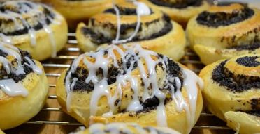 Восхитительные сдобные булочки с маком и глазурью: очень вкусная домашняя выпечка