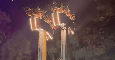 Висіли вниз головою: люди застрягли на гойдалці в парку розваг після її поломки в повітрі