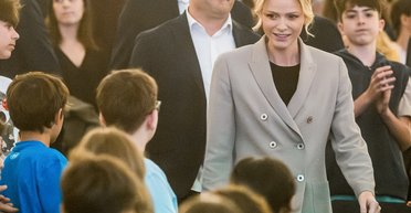 Стиль аристократів: княгиня Монако показала, з чим вдало поєднувати світлий костюм (фото)