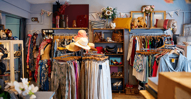 Обычная покупка обернулась находкой: в секонд-хенде женщина откопала коллекционные раритеты