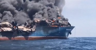 КСИР завернул три корабля в Ормузском проливе: в сети показали "взорванное" тайское судно (видео)