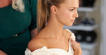 Наречена попросила матір сидіти поруч із фотографією її колишнього покійного чоловіка на весіллі