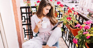 Странная привычка соседки, которую имеет большинство людей, удивила женщину: что она делает (фото)