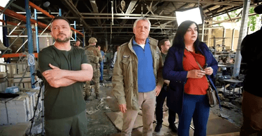 Погибло семь человек: Зеленский посетил разрушенную ракетой РФ типографию в Харькове (видео)