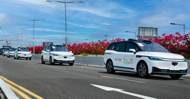 Десятки безпілотних авто зупинилися просто посеред дороги і спричинили аварії (відео)