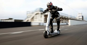 Развивает 160 км/ч: представлен самый быстрый электросамокат в мире (видео)