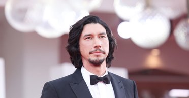 Адам Драйвер в костюме от Prada появился на Венецианском кинофестивале